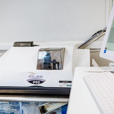 Advanced particle size analyzer in a laboratory setting, crucial for quality control of powders produced by our spray drying systems and other industrial drying solutions.